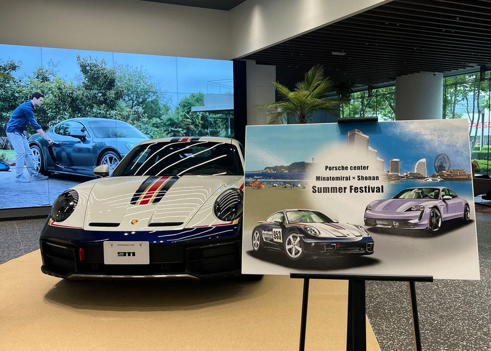 ディーラーで展示されたポルシェ911ダカールのイラストと実車